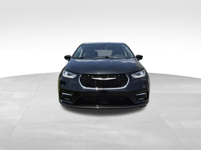 Used 2023 Chrysler Pacifica Touring-L AWD/4WD image 3