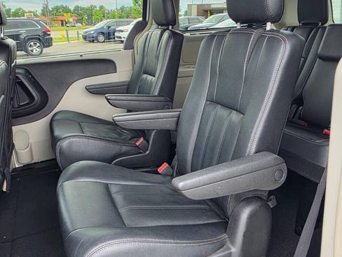Used 2016 Chrysler Town & Country Touring FWD image 16