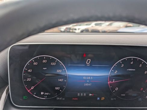 Used 2025 Mercedes-Benz GLC 300 4MATIC image 23