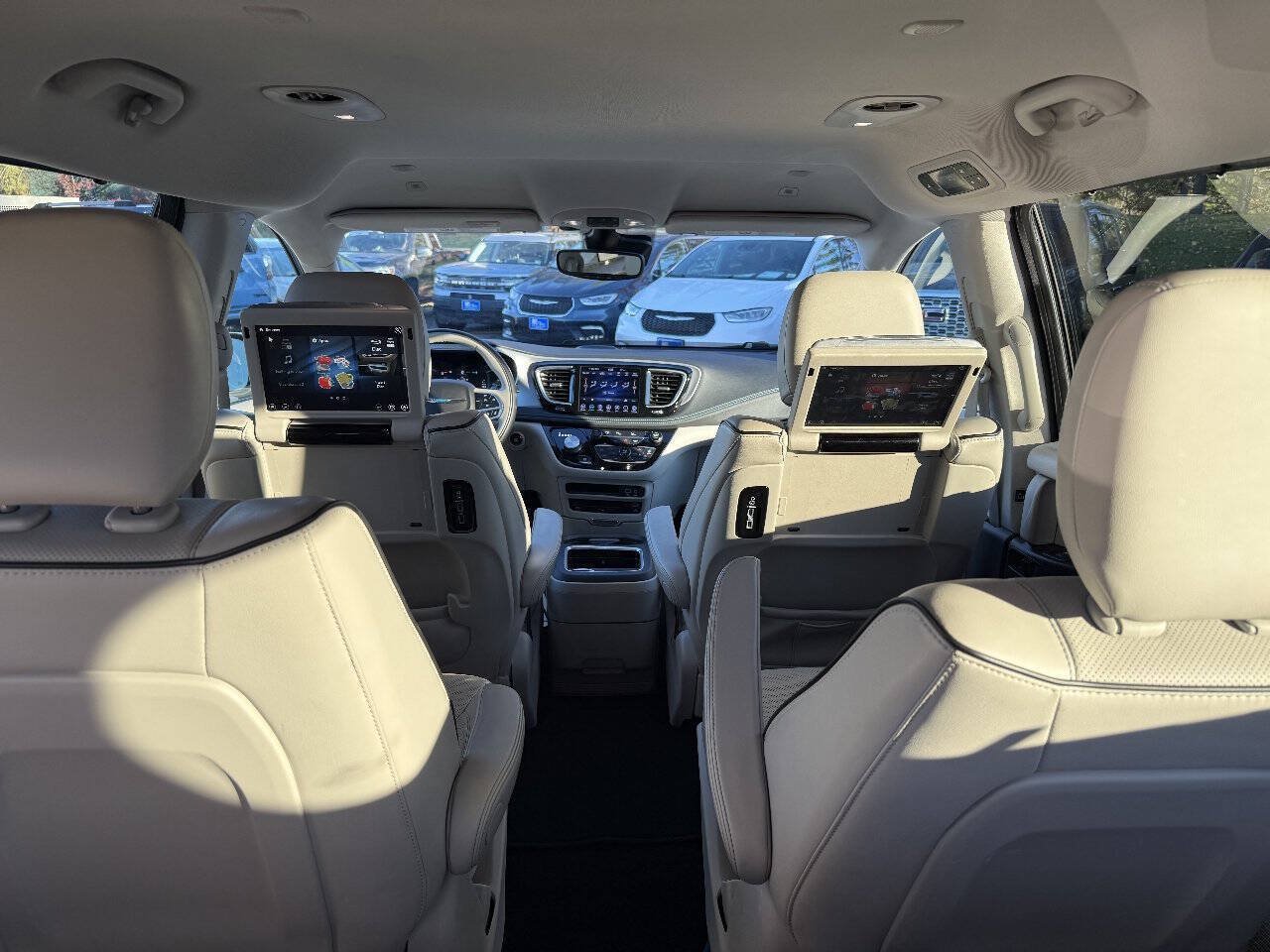 Used 2018 Chrysler Pacifica Limited w/ Advanced Safetytec Group FWD image 18