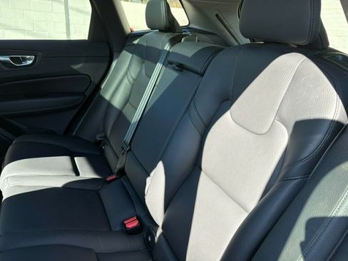 Used 2023 Volvo XC60 B5 Plus image 19