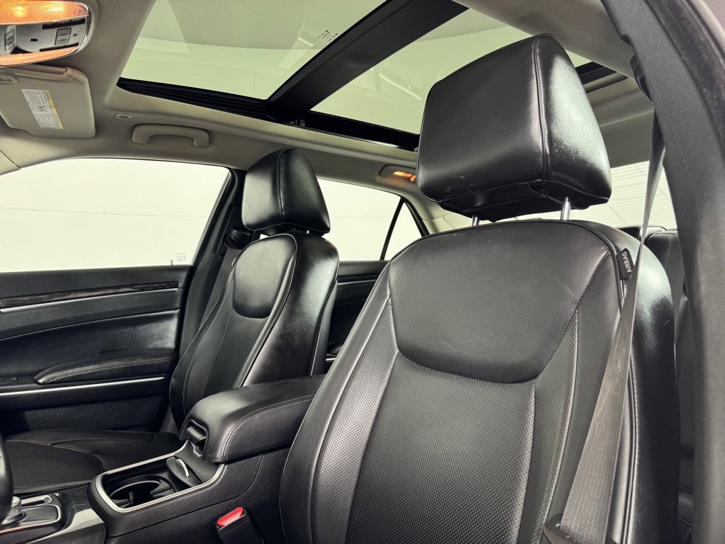 Used 2019 Chrysler 300 Limited AWD/4WD image 10
