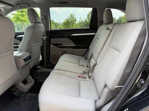 Used 2016 Toyota Highlander LE FWD image 37