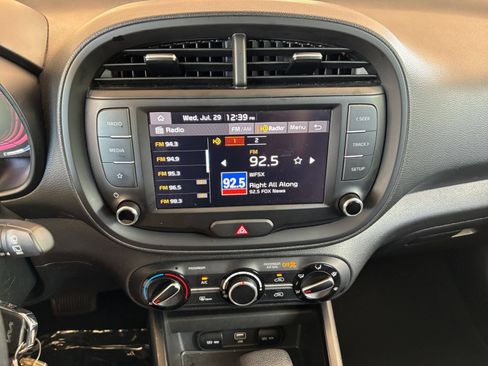 Used 2025 Kia Soul LX w/ LX Technology Package FWD image 17