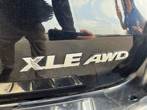 Used 2019 Toyota Highlander XLE AWD/4WD image 5