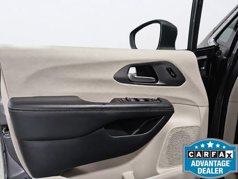 Used 2023 Chrysler Pacifica Touring-L FWD image 26