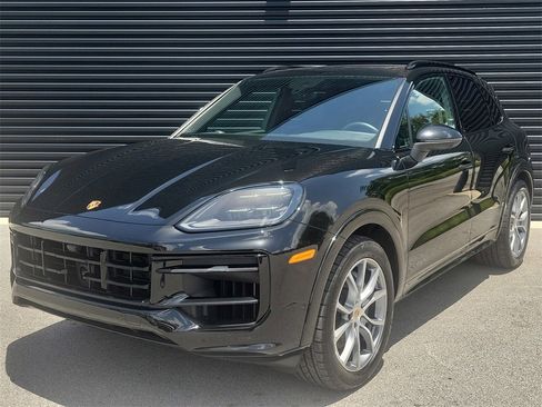 Used 2025 Porsche Cayenne image 1