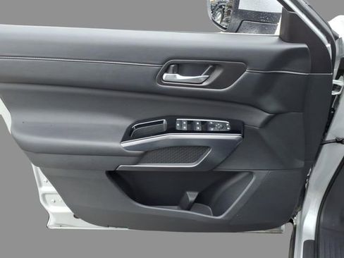 Used 2024 Nissan Pathfinder SL image 16