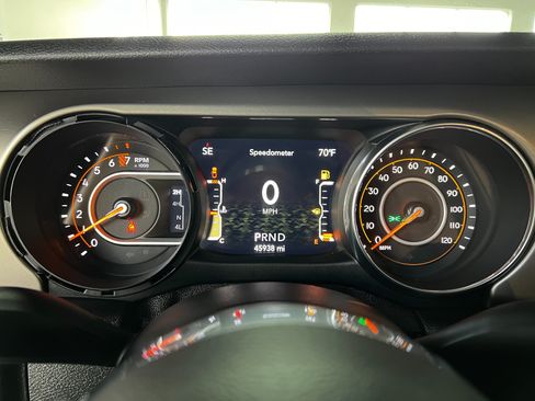 Used 2020 Jeep Gladiator Sport w/ Technology Group AWD/4WD image 13