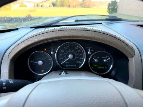 Used 2007 Lincoln Mark LT 4x4 image 18