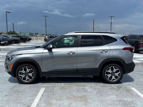 Used 2021 Kia Seltos EX AWD/4WD image 2