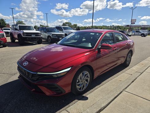 Used 2024 Hyundai Elantra SEL image 3