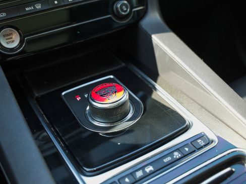 Used 2019 Jaguar F-PACE Premium image 23