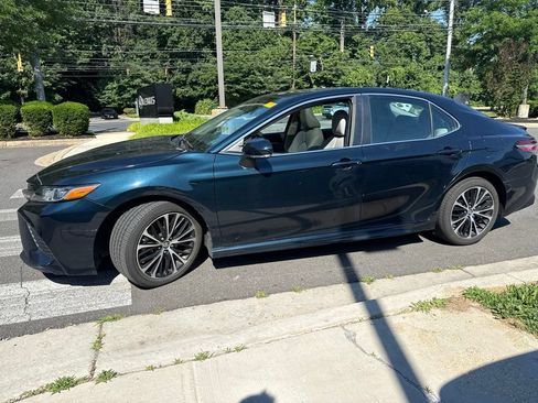 Used 2018 Toyota Camry SE w/ Moonroof Package FWD image 4