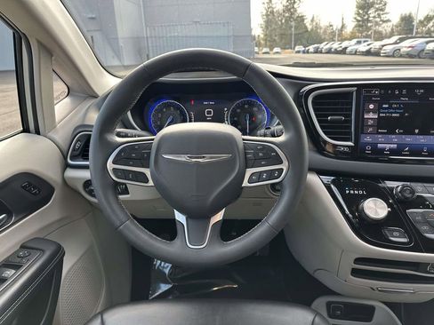 Used 2024 Chrysler Pacifica Touring-L image 14