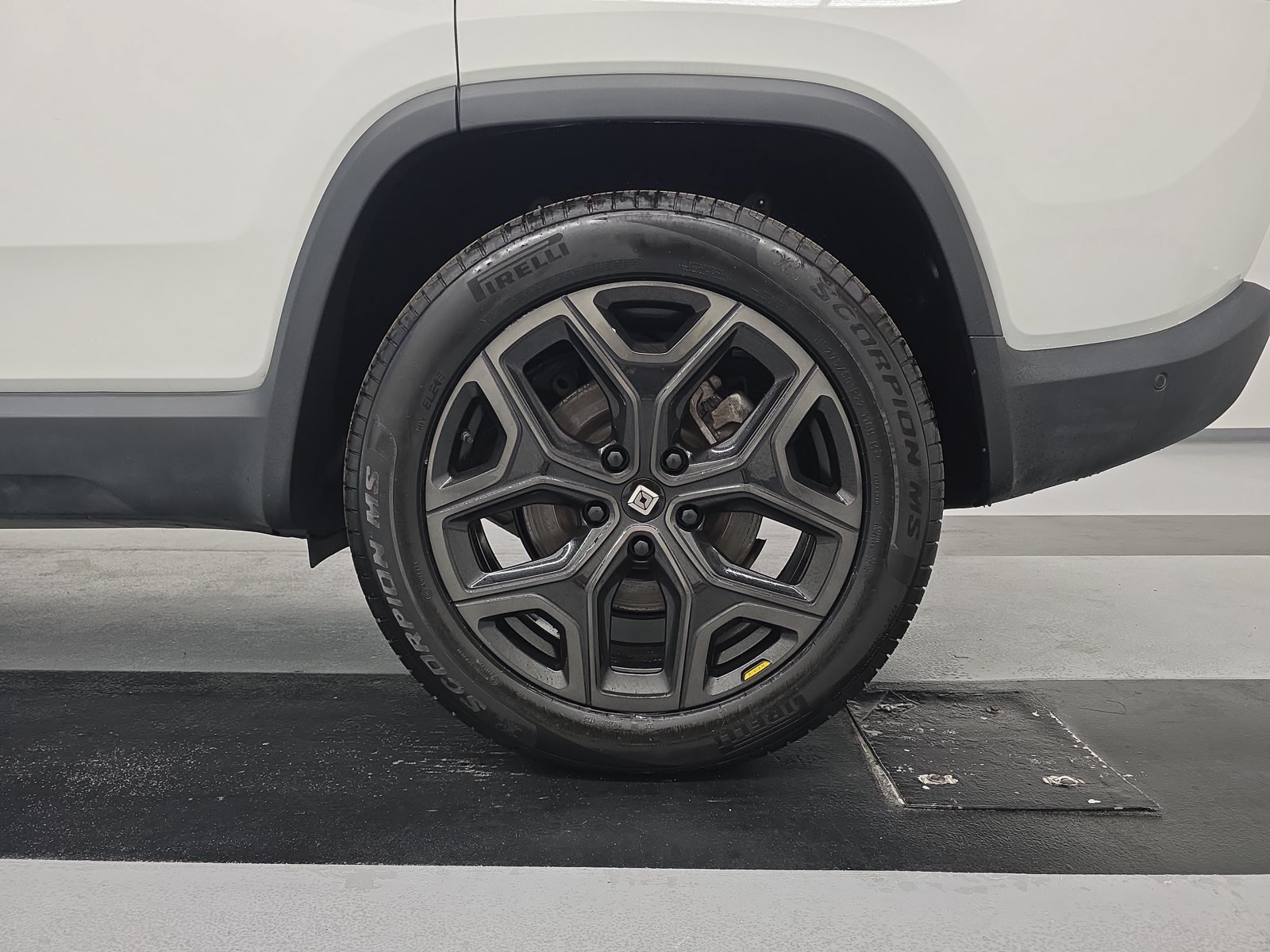 Used 2025 Rivian R1S Adventure Dual AWD/4WD image 10