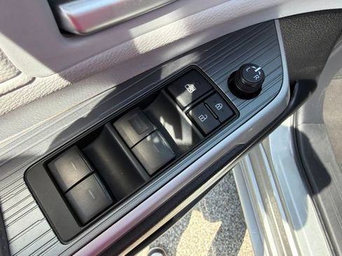 Used 2025 Toyota Sienna XLE FWD image 27