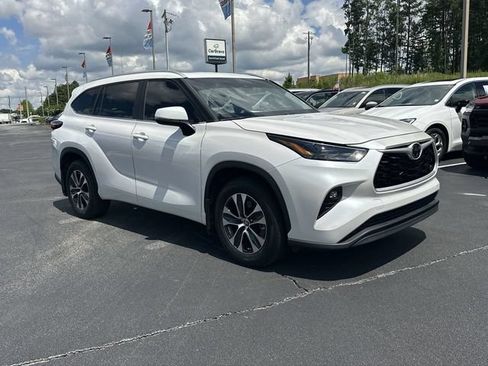 Used 2024 Toyota Highlander XLE FWD image 2