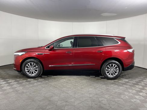 Used 2023 Buick Enclave Essence image 3