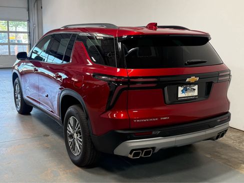 Used 2025 Chevrolet Traverse LT w/ Driver Confidence Package AWD/4WD image 3