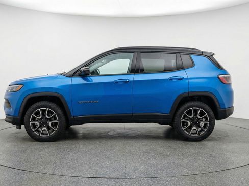 Used 2025 Jeep Compass Trailhawk image 5
