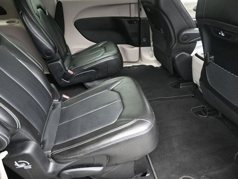 Used 2023 Chrysler Pacifica Touring-L FWD image 10