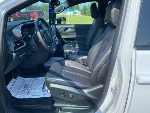 New 2025 Chrysler Pacifica Select w/ Fav Edition Package FWD image 9