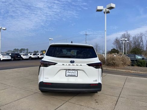 Used 2024 Toyota Sienna LE image 9