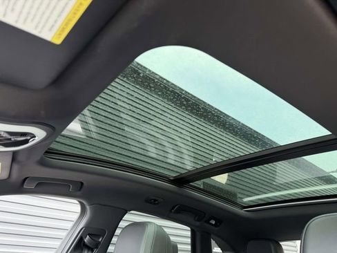 Certified 2021 Porsche Macan AWD/4WD image 19