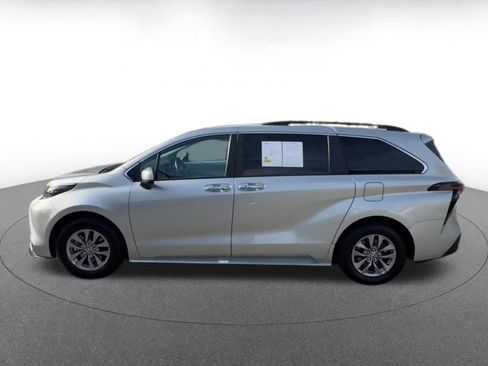 Used 2025 Toyota Sienna XLE image 9