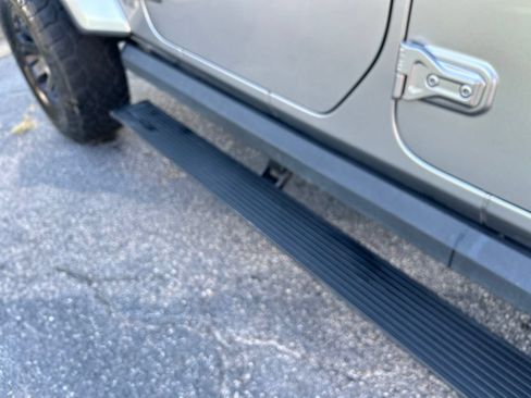 Used 2020 Jeep Gladiator Overland AWD/4WD image 24