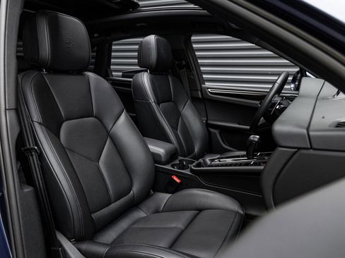 Certified 2025 Porsche Macan image 32