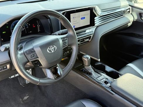 Used 2025 Toyota Camry SE image 9