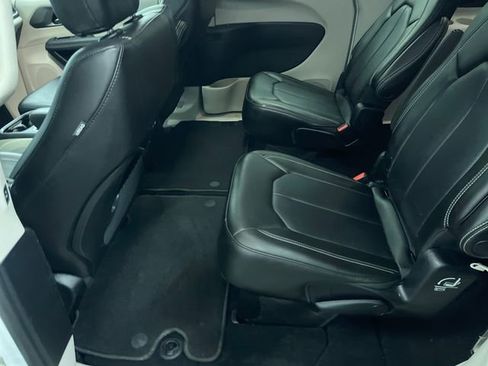 Used 2023 Chrysler Pacifica Touring-L image 28