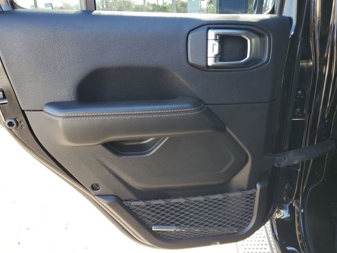 Used 2025 Jeep Wrangler Sahara image 9