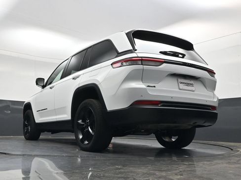 Used 2023 Jeep Grand Cherokee Altitude AWD/4WD image 37