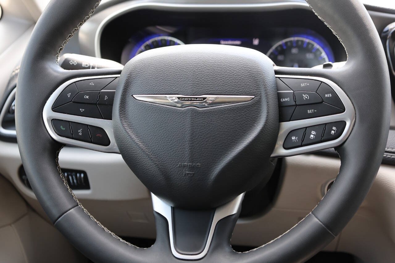 Used 2023 Chrysler Pacifica Touring-L FWD image 20