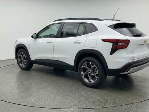 Used 2025 Chevrolet Trax LT w/ LT Convenience Package image 6