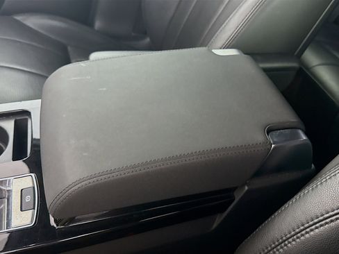 Used 2018 Land Rover Discovery HSE image 18