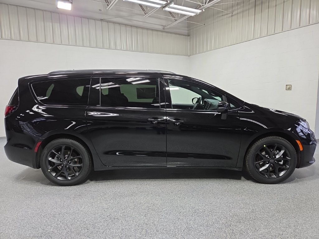 New 2026 Chrysler Pacifica Select w/ S Appearance Package FWD image 8