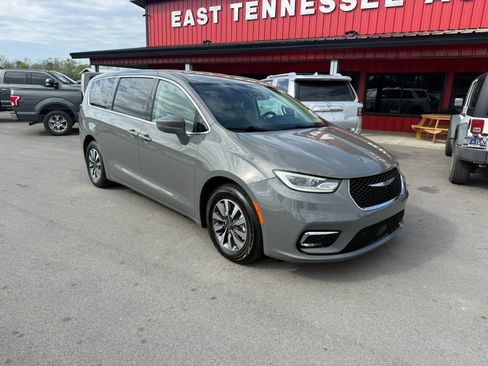 Used 2022 Chrysler Pacifica Touring-L w/ Uconnect Theater Family Group image 1