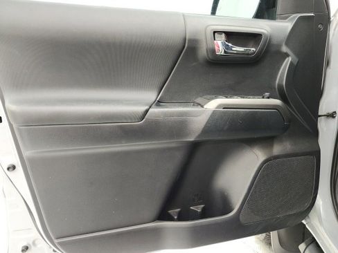 Used 2019 Toyota Tacoma TRD Sport image 11