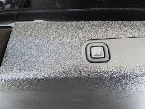 Used 2013 Cadillac Escalade Luxury RWD image 35