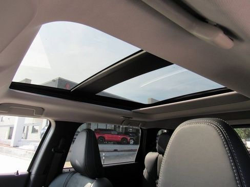 New 2025 Mitsubishi Outlander SE image 13