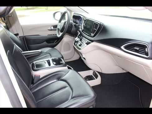 Used 2023 Chrysler Pacifica Touring-L FWD image 18