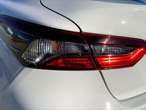 Used 2021 Toyota Camry LE image 28