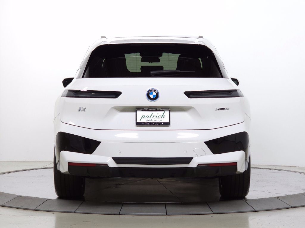 Used 2024 BMW iX xDrive50 w/ Sport Package AWD/4WD image 6