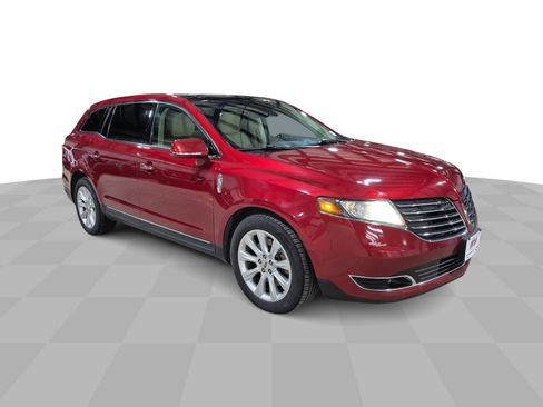 Used 2018 Lincoln MKT AWD image 2