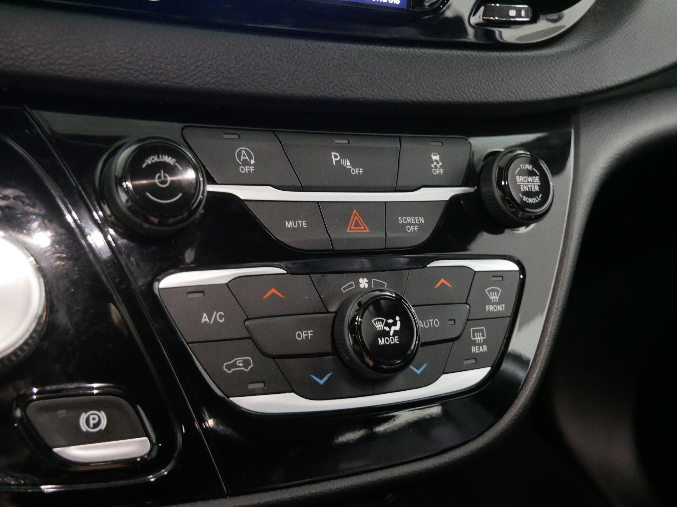 Used 2020 Chrysler Pacifica Touring-L FWD image 23