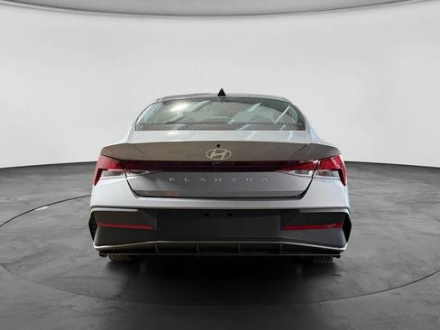 Certified 2025 Hyundai Elantra SE FWD image 7